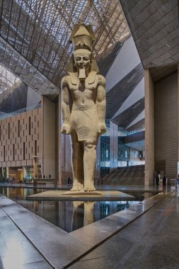 Giza, Mısır - 26 Temmuz 2025: Büyük Mısır Müzesi 'ndeki Ramses II Heykeli veya Giza, Mısır' daki bir arkeoloji müzesi, Giza piramit kompleksinden yaklaşık 2 kilometre uzaklıkta..