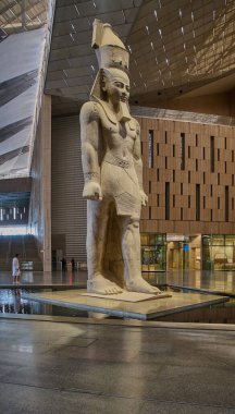 Giza, Mısır - 26 Temmuz 2025: Büyük Mısır Müzesi 'ndeki Ramses II Heykeli veya Giza, Mısır' daki bir arkeoloji müzesi, Giza piramit kompleksinden yaklaşık 2 kilometre uzaklıkta..