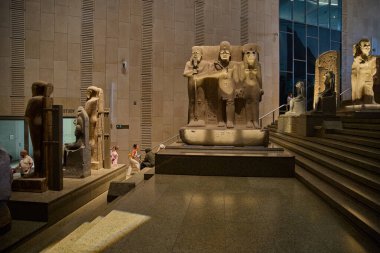 Giza, Mısır - 26 Temmuz 2025: Giza Müzesi olarak da bilinen Büyük Mısır Müzesi, Giza, Mısır 'da Giza piramit kompleksinden yaklaşık 2 kilometre uzaklıktaki bir arkeoloji müzesidir. İç çekim.