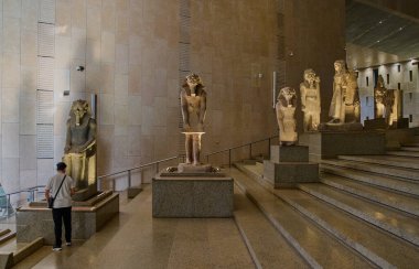 Giza, Mısır - 26 Temmuz 2025: Giza Müzesi olarak da bilinen Büyük Mısır Müzesi, Giza, Mısır 'da Giza piramit kompleksinden yaklaşık 2 kilometre uzaklıktaki bir arkeoloji müzesidir. İç çekim.