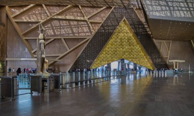 Giza, Mısır - 26 Temmuz 2025: Büyük Mısır Müzesi 'ndeki Ramses II Heykeli veya Giza, Mısır' daki bir arkeoloji müzesi, Giza piramit kompleksinden yaklaşık 2 kilometre uzaklıkta..