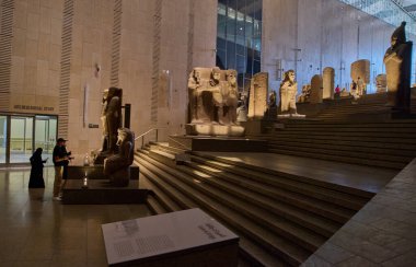 Giza, Mısır - 26 Temmuz 2025: Giza Müzesi olarak da bilinen Büyük Mısır Müzesi, Giza, Mısır 'da Giza piramit kompleksinden yaklaşık 2 kilometre uzaklıktaki bir arkeoloji müzesidir. İç çekim.
