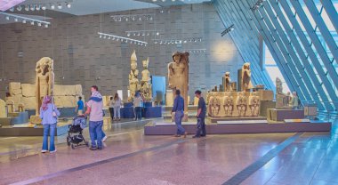 Giza, Mısır - 26 Temmuz 2025: Giza Müzesi olarak da bilinen Büyük Mısır Müzesi, Giza, Mısır 'da Giza piramit kompleksinden yaklaşık 2 kilometre uzaklıktaki bir arkeoloji müzesidir. İç çekim.