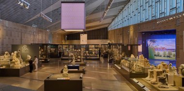 Giza, Mısır - 26 Temmuz 2025: Giza Müzesi olarak da bilinen Büyük Mısır Müzesi, Giza, Mısır 'da Giza piramit kompleksinden yaklaşık 2 kilometre uzaklıktaki bir arkeoloji müzesidir. İç çekim.