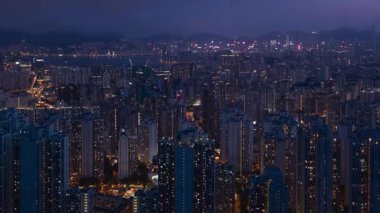 Geceleri ışıkları yanıp sönen kalabalık bir şehir. Geceleri Hong Kong 'daki apartmanlar.. 