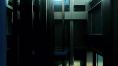 Zemin kata inen modern cam asansör. Asansör aşağı iniyor..