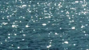 Işıldayan altın deniz yüzeyinin yavaş hareketi, soyut arkaplan.