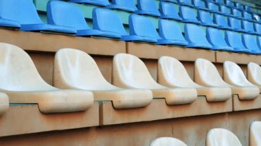 Stadyumdaki boş stadyum koltukları.