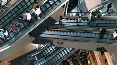 Alışveriş merkezindeki kalabalığın zaman aşımı. Modern alışveriş merkezinde yürüyen merdivenler.