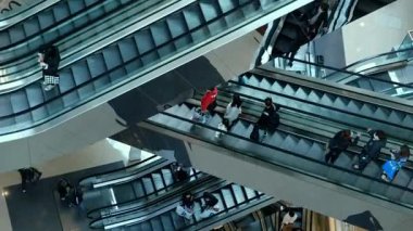 Alışveriş merkezindeki kalabalığın zaman aşımı. Modern alışveriş merkezinde yürüyen merdivenler.