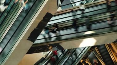Alışveriş merkezindeki kalabalığın zaman aşımı. Modern alışveriş merkezinde yürüyen merdivenler.