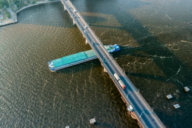 Şafakta Varvarovsky Köprüsü, Nikolaev Şehri, Ukrayna. Dinyeper 'da yüzen kargoyla birlikte mavna.