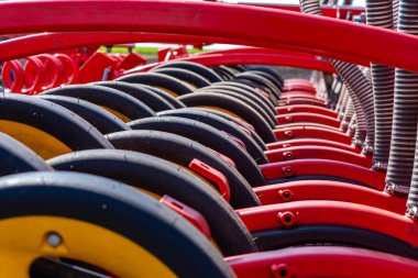 Ukrayna, Kyiv bölgesi, 12.04.2021. Traktör tarlayı sürüyor, tarlayı sürüyor, hasat 2023.