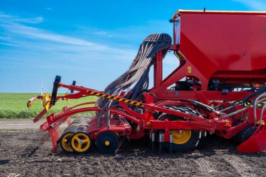 Ukrayna, Kyiv bölgesi, 12.04.2021. Traktör tarlayı sürüyor, tarlayı sürüyor, hasat 2023.