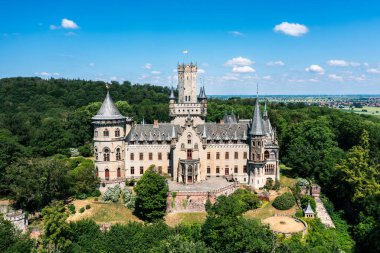 Alman kalesi Marienburg, Ormanın yeşilliğine batmış, Hannover 'e yakın. Ortaçağ romantik şatosunun havadan görünüşü.