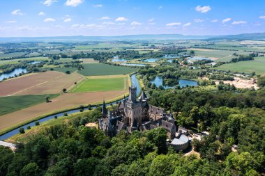 Alman kalesi Marienburg, Ormanın yeşilliğine batmış, Hannover 'e yakın. Ortaçağ romantik şatosunun havadan görünüşü.