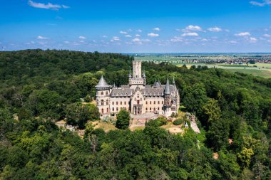 Alman kalesi Marienburg, Ormanın yeşilliğine batmış, Hannover 'e yakın. Ortaçağ romantik şatosunun havadan görünüşü.