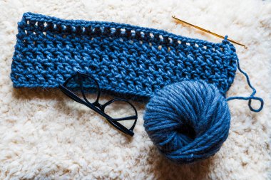 Çok renkli ve mavi doğal yün yumakları yakın plan. Ev hobisi.