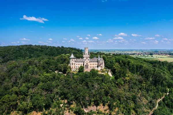 Niemiecki Zamek Marienburg Zanurzony Zieleni Lasu Niedaleko Hanoweru Widok Lotu — Zdjęcie stockowe