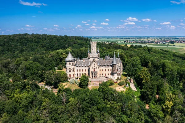 Niemiecki Zamek Marienburg Zanurzony Zieleni Lasu Niedaleko Hanoweru Widok Lotu — Zdjęcie stockowe