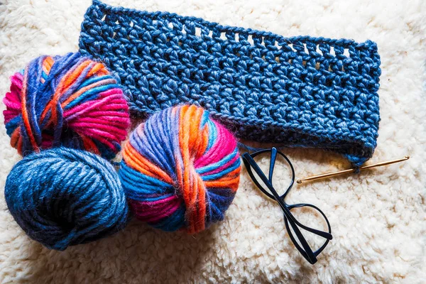 Çok renkli ve mavi doğal yün yumakları yakın plan. Ev hobisi.