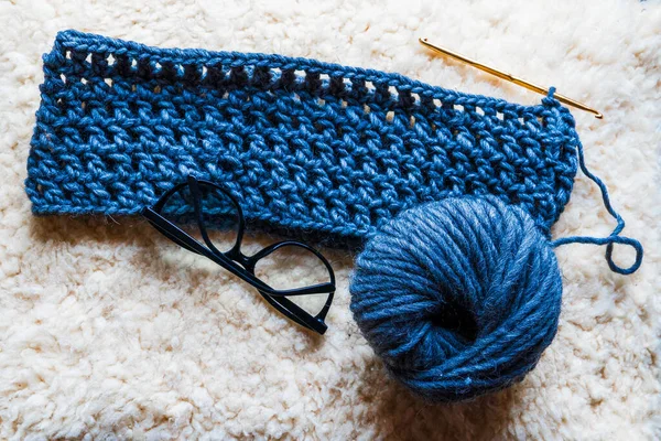 Çok renkli ve mavi doğal yün yumakları yakın plan. Ev hobisi.