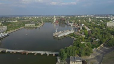 Nikolaev şehrinin en iyi manzarası bir İHA 'nın yardımıyla yapıldı. Güney Bug Nehri ve Ingul Nehri üzerinde şafakta yapılmış bir köprü. Ukrayna.