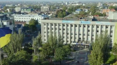 Kherson, Ukrayna - 2 Ekim 2021 Kutsal Dormition Katedrali, kilise. Kherson şehri, binalar ve manzaralar. Yaşasın Ukrayna! Yaşasın kahramanlar! Kherson Ukrayna 'dır! Affedersiniz ama Handziuk 'u kim sipariş etti??