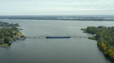 Dinyeper Nehri, Ukrayna 'nın güneyindeki tarlalar ve uçsuz bucaksız bozkırlar. Yukarıdan Kherson şehri. İHA videosu, 4K