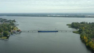 Dinyeper Nehri, Ukrayna 'nın güneyindeki tarlalar ve uçsuz bucaksız bozkırlar. Yukarıdan Kherson şehri. İHA videosu, 4K