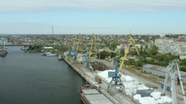 Kherson River İstasyonu, Kherson nehir limanı. Köprü, nehir, vinç ve mavna. Kherson şehri, binalar ve manzaralar. İHA videosu, 4K