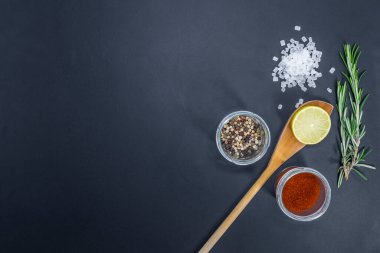 Taze çiğ biftekler ızgara için hazır, yukarıdan çekilmiş. Mevsimler, sebzeler, meyveler ve otlar.