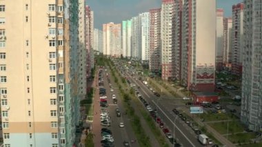 Kyiv 'in panoramik manzarası, kavşaklar ve sokaklar. İHA videosu 4K.