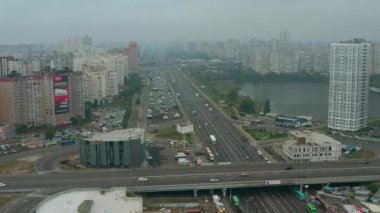 Kyiv 'in panoramik manzarası, kavşaklar ve sokaklar. İHA videosu 4K.