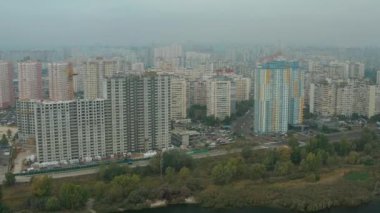 Kyiv 'in panoramik manzarası, kavşaklar ve sokaklar. İHA videosu 4K.