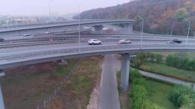 Ukrayna, Kyiv 'deki Darnitsky köprüsünün önündeki kavşağın görüntüsü, 27.10.2019. Yol, otoyol, arabalar. İHA videosu 4K.
