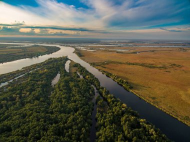 Nehrin havadan görünüşü, yükselen güneşin ışığında orman ve tarlalar. Kherson bölgesi, Kherson, Ukrayna.