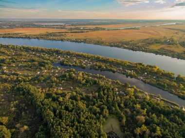 Nehrin havadan görünüşü, yükselen güneşin ışığında orman ve tarlalar. Kherson bölgesi, Kherson, Ukrayna.