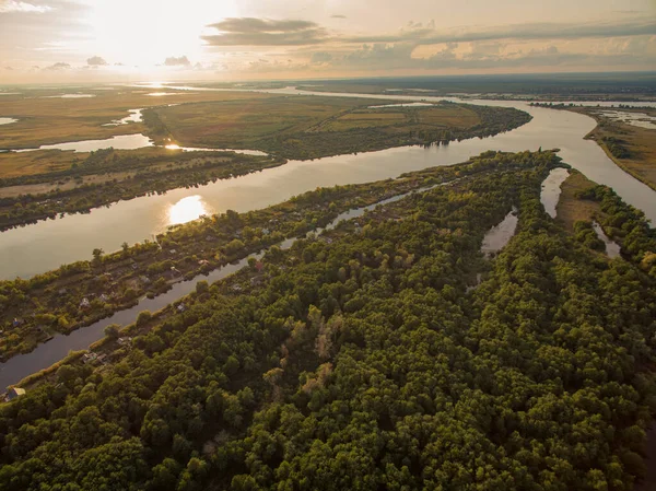 Nehrin havadan görünüşü, yükselen güneşin ışığında orman ve tarlalar. Kherson bölgesi, Kherson, Ukrayna.