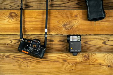 Ahşap bir yüzey üzerinde eski bir kamera. Ahşap arkaplan.