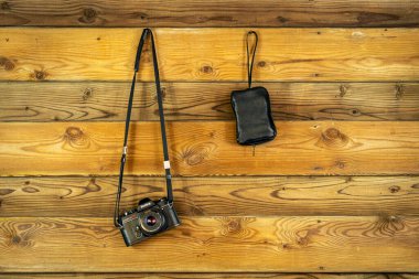 Ahşap bir yüzey üzerinde eski bir kamera. Ahşap arkaplan.