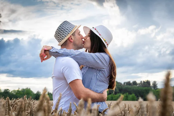 Ein Verliebtes Paar Genießt Die Entspannung Einem Weizenfeld Ein Romantisches — Stockfoto