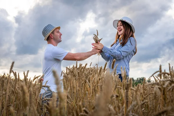 Ein Verliebtes Paar Genießt Die Entspannung Einem Weizenfeld Romantisches Paar — Stockfoto