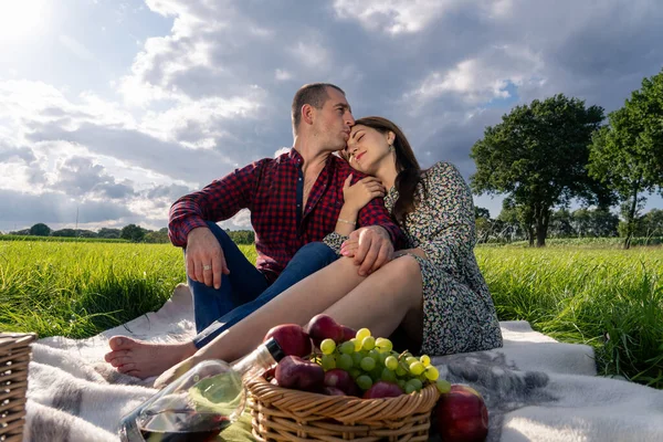 Liebespaar Bei Einem Picknick Park Wein Und Obst Einem Weidenkorb — Stockfoto