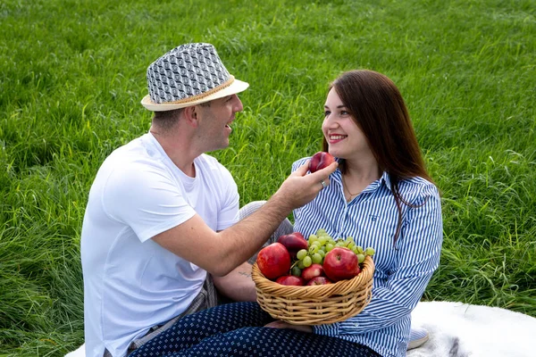 Szerető Pár Egy Pikniken Parkban Bor Gyümölcs Fonott Kosárban Egy — Stock Fotó