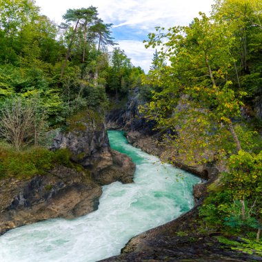 Lechfall Şelalesi, Lech nehrinde. Bovaria 'daki en saf turkuaz mavi su..