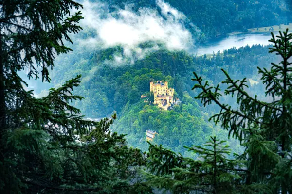 秋天的雨天 可以俯瞰霍亨施万高城堡和阿尔卑斯湖 城堡周围的山坡和被森林覆盖的岩石 — 图库照片
