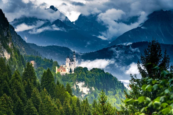 Blick Auf Schloss Neuschwanstein Einem Regnerischen Herbsttag Berghänge Und Bewaldete — Stockfoto
