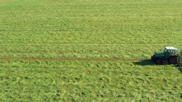 トラクターが芝生を起こし 空中を眺める 収穫中にトラクター エコロジカル農業 — ストック動画