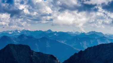 Alp Dağları 'nın zamanı. Dağlar, zirveler, kayalar, çıkıntılar, manzara, gökyüzü, bulutlar, doğa, işlenmemiş doğa.